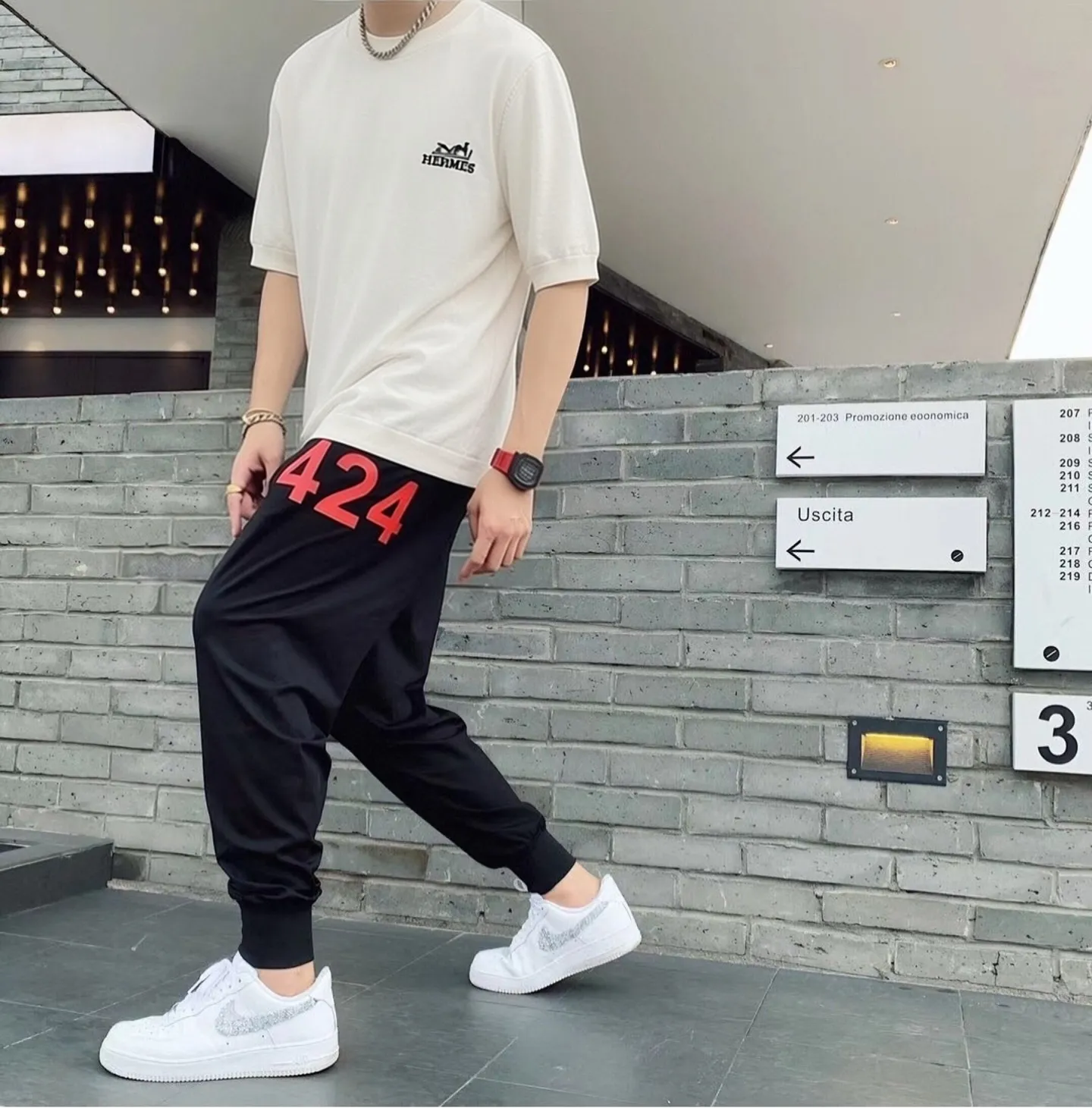✔